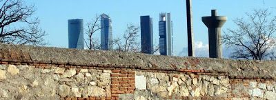 Las cuatro torres: en contra