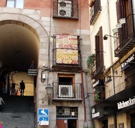 Arco de Cuchilleros maltratado