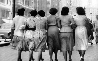 Señoritas paseando por la Gran Vía