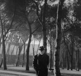 Pio Baroja paseando por El Retiro