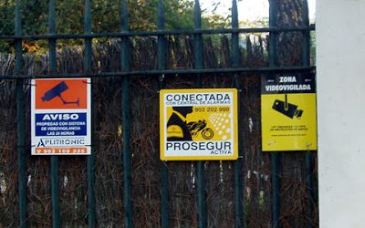 Caminando por la lujosa urbanización