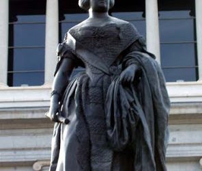 La estatua de Isabel II.