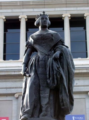 La estatua de Isabel II.