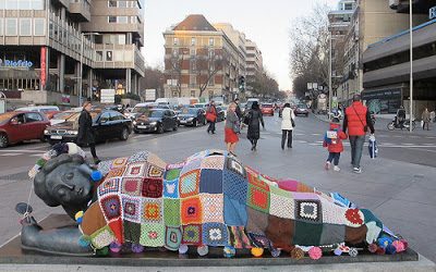 La cálida lana en la fresquita calle