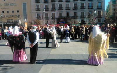 Bailando el schotis en la plaza de Isabel II