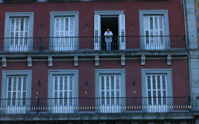 El vecino en su balcón