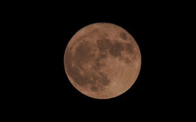 ¿Alguien sabe por qué cada 3 o 4 meses nos anuncian la luna más grande y brillante de los últimos 70 años?