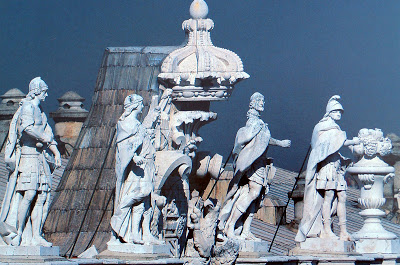 Las estatuas de los reyes, en el Palacio  Real